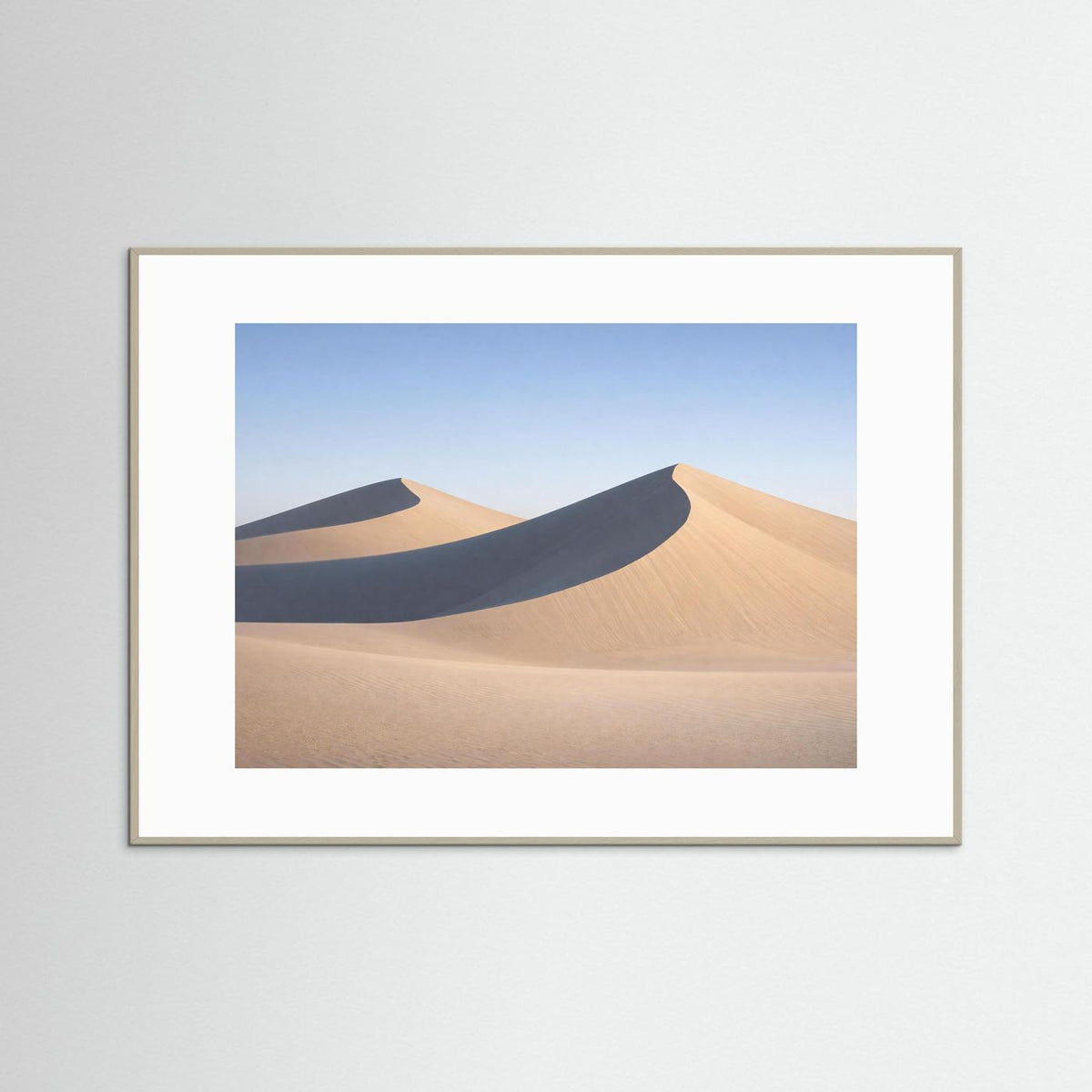 Naturposter im Querformat mit grauem Rahmen und Wüsten-Dünen-Motiv