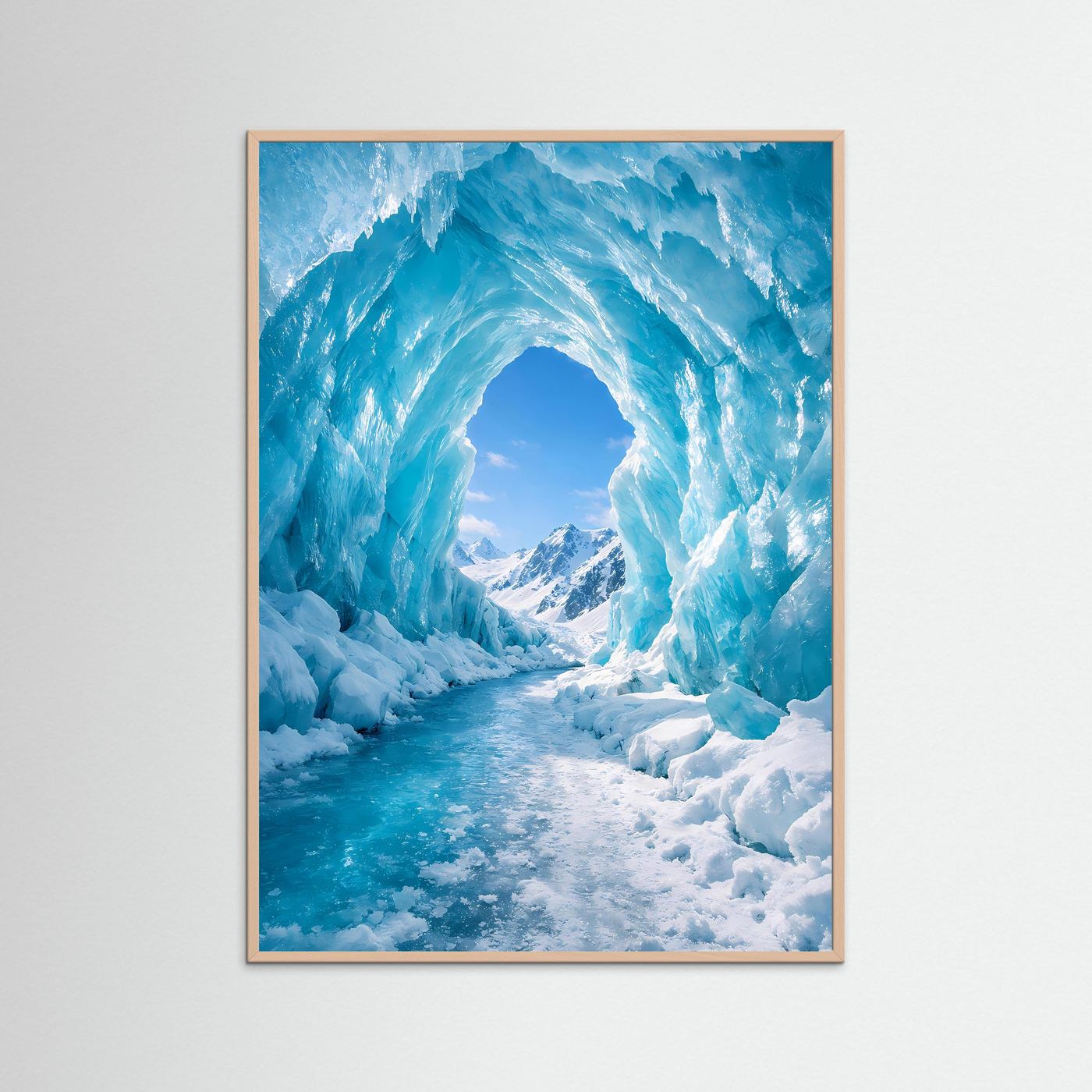 Vertikales Poster im rosafarbenen Holzrahmen mit blauem Eishöhlenbogen und Schneelandschaft