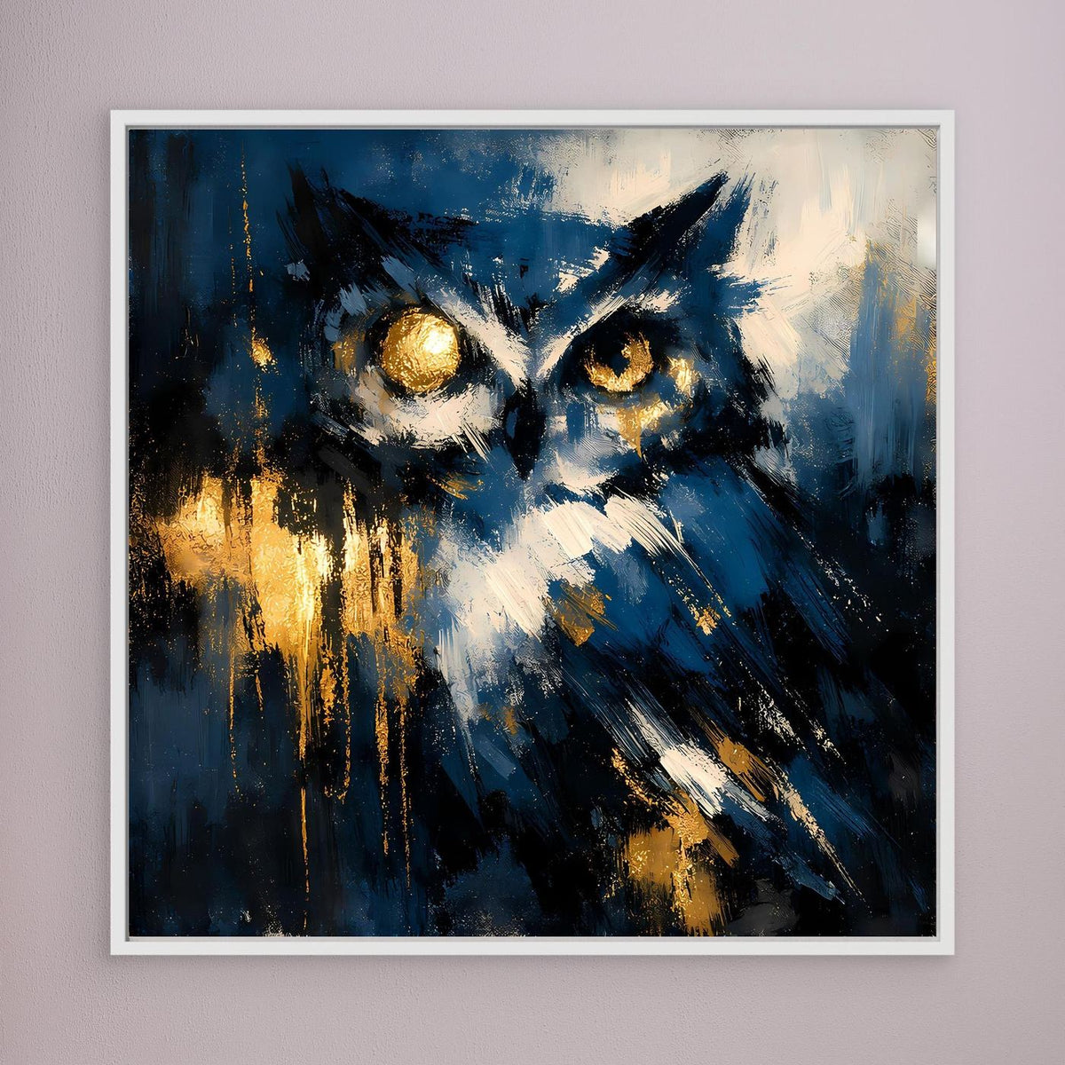 Abstraktes Eulen-Leinwandbild mit leuchtenden Augen in Blau und Gold, weiß gerahmt