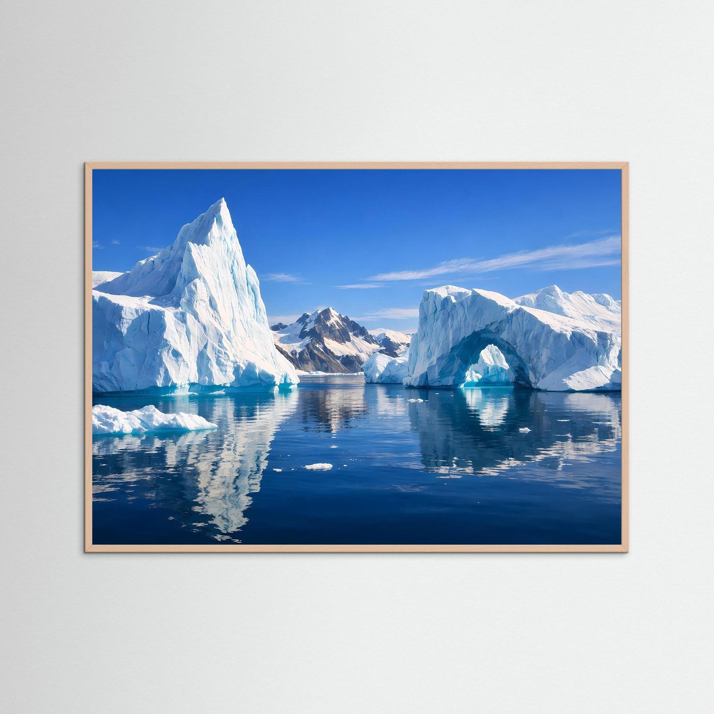 Gerahmtes Panorama-Poster mit Eisbergen und blauem Wasser im Eismeer
