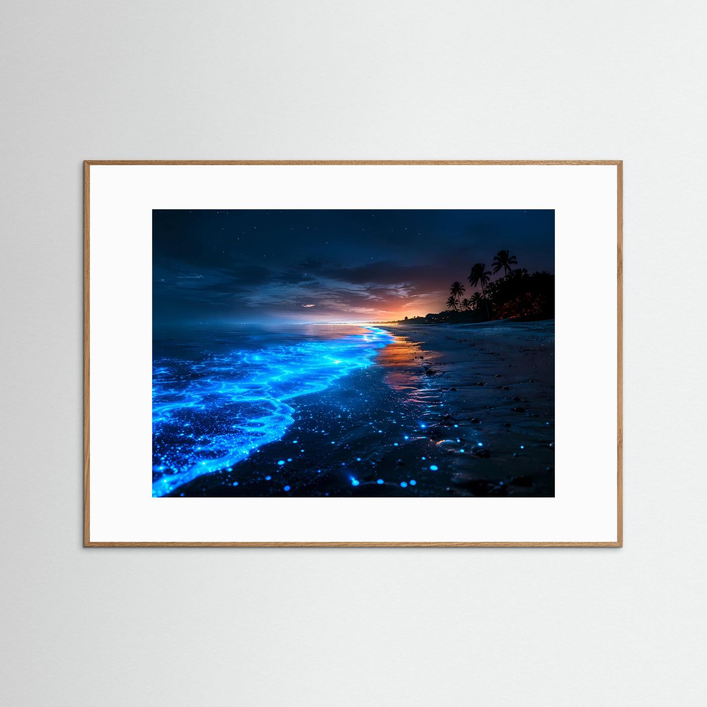 Biolumineszenz am Strand bei Nacht | Tropisches Meer Poster | Magisches Meeresleuchten Wandbild Querformat