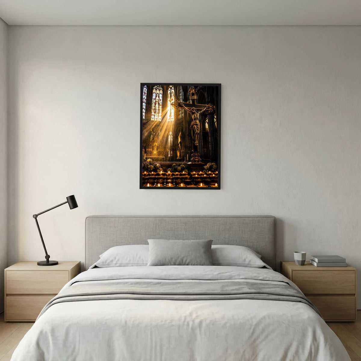 Poster mit schwarzem Rahmen: Jesus am Kreuz, leuchtende Strahlen durch Fenster, Kerzen im Vordergrund