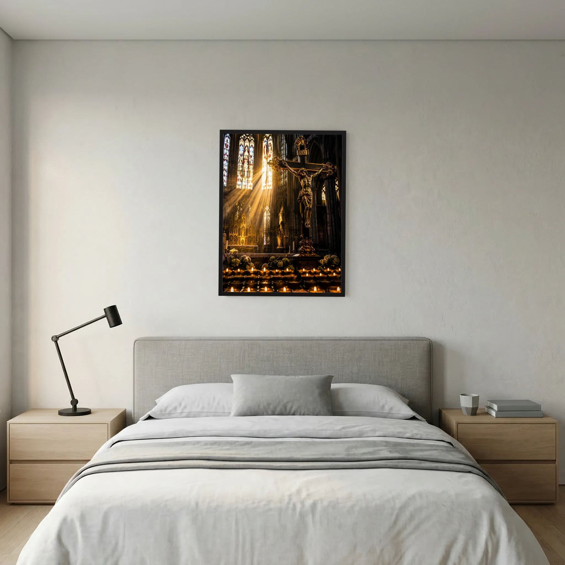Poster mit schwarzem Rahmen: Jesus am Kreuz, leuchtende Strahlen durch Fenster, Kerzen im Vordergrund