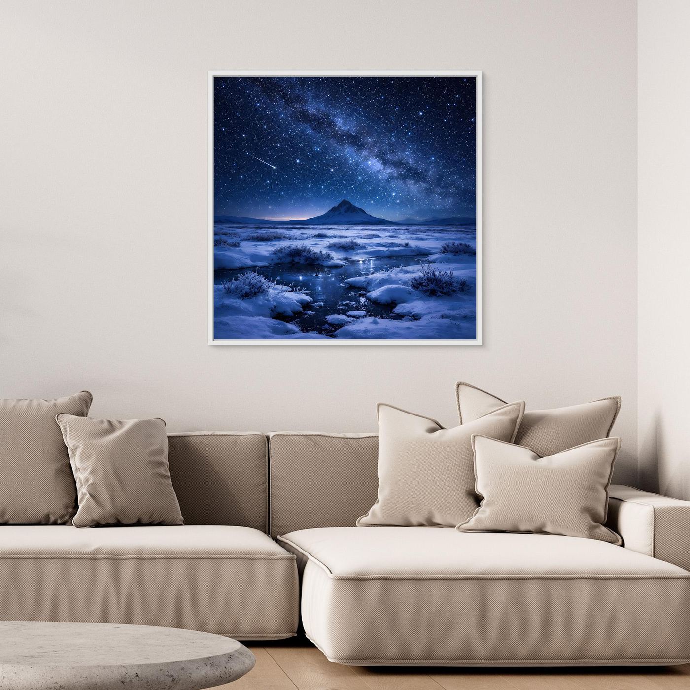 Leinwandbild mit arktischer Schneelandschaft und Sternenhimmel, weißer Rahmen