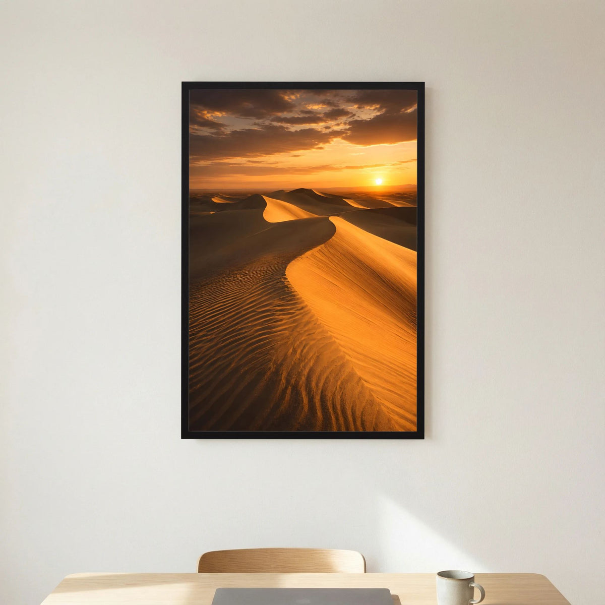 Poster mit Sanddünen und Orange-Sonnenuntergang, schwarzer Rahmen im Hochformat