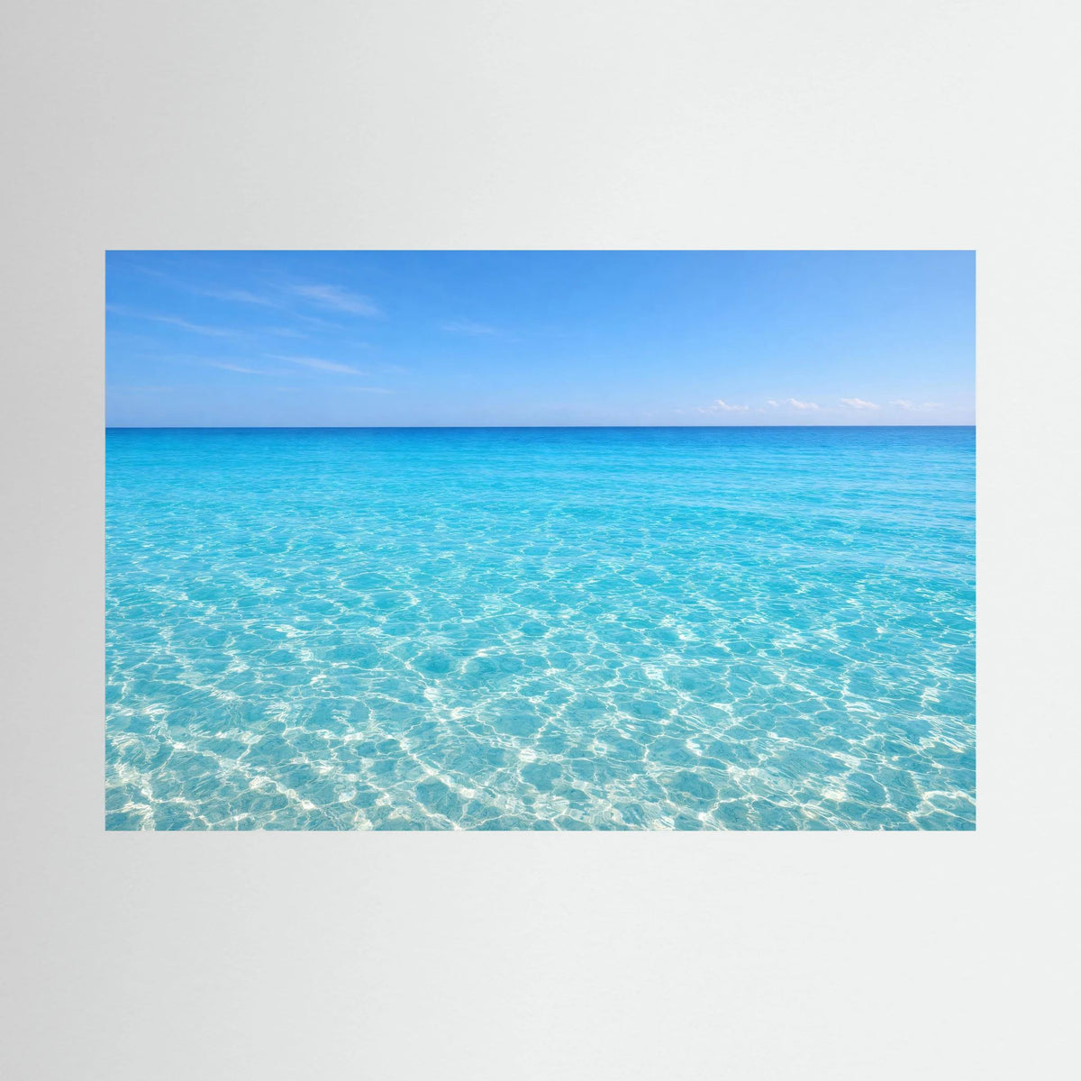Querformatiges Wandbild mit blauem Meer und klarem, schimmerndem Wasser im Nahbereich.