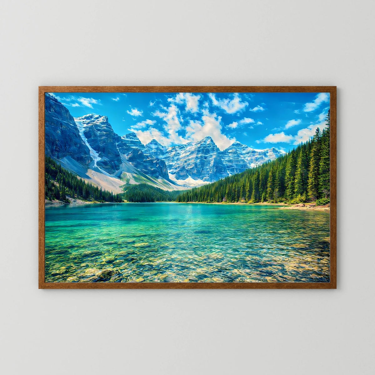 Wandbild im Querformat mit türkisgrünem See, Bergpanorama, brauner Holzrahmen