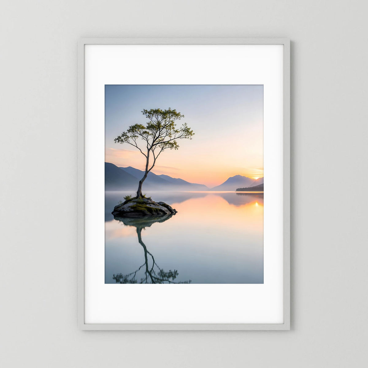 Poster im Hochformat mit einsamem Baum auf Felsen, in weißem Rahmen mit Passepartout