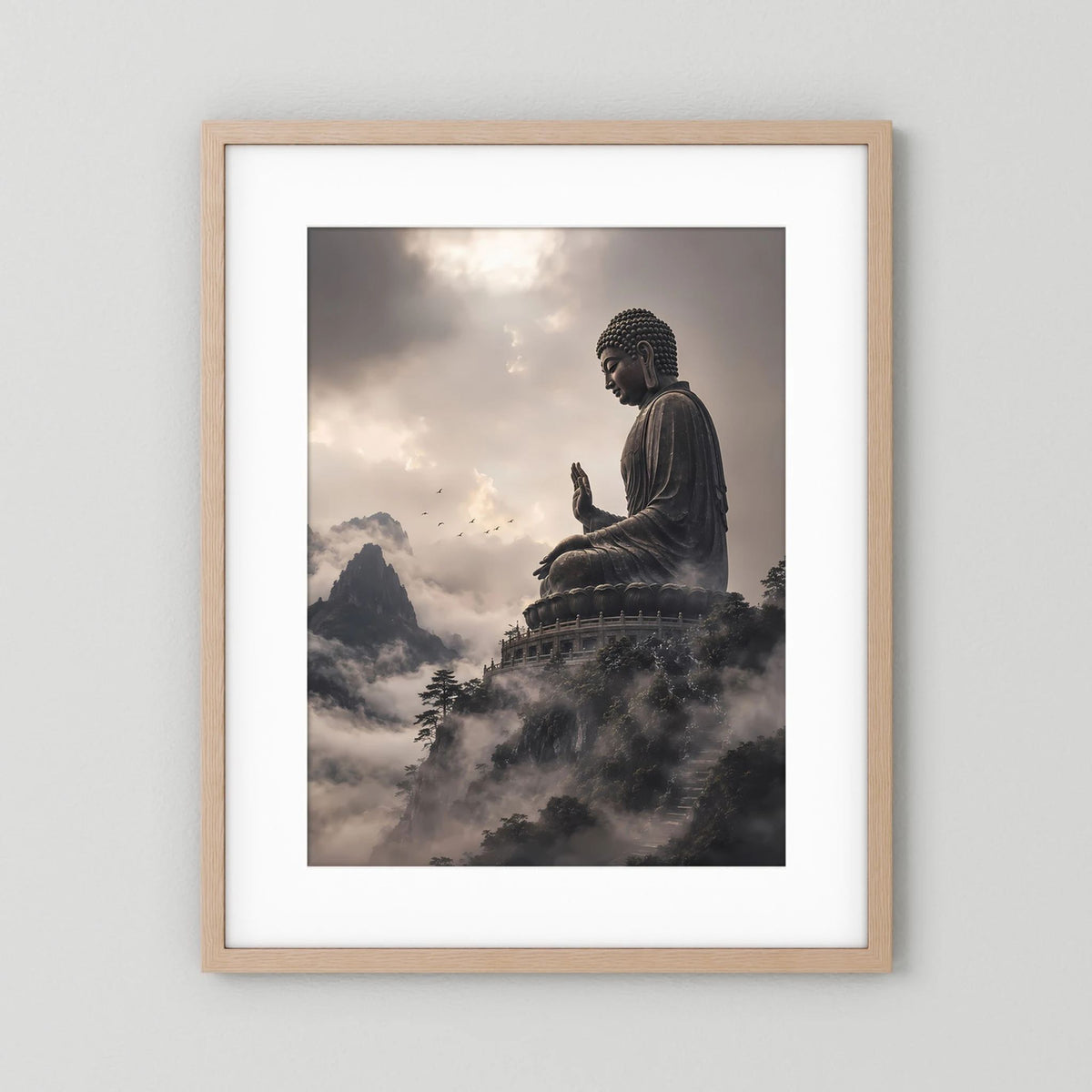 Poster (Hochformat) mit Buddha-Statue im Bergnebel, Rahmen aus hellem Holz