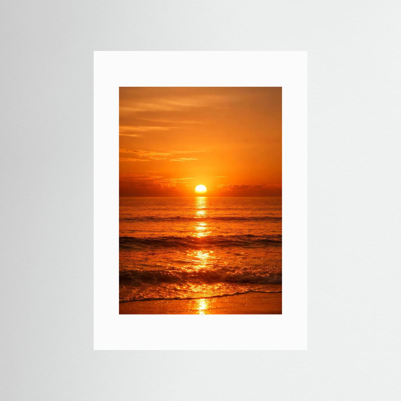 Hochformatiges Ozean-Poster mit Sonnenuntergang, mit weißem Passepartout