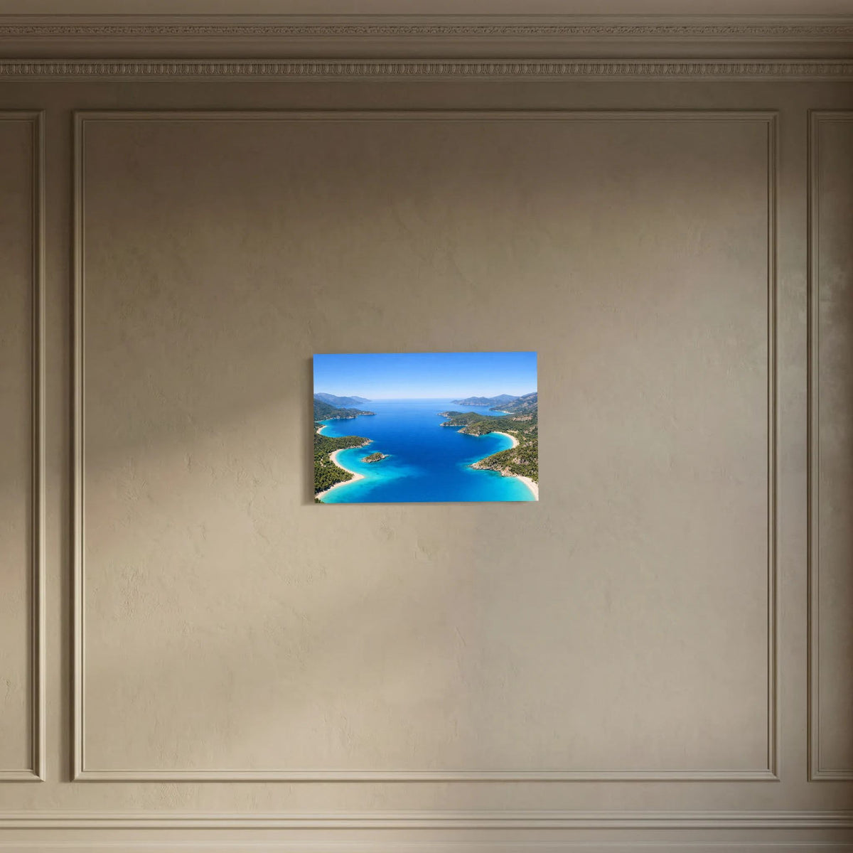 Querformat-Poster mit türkisblauen Buchten und blauem Meer, von Bergen umgeben