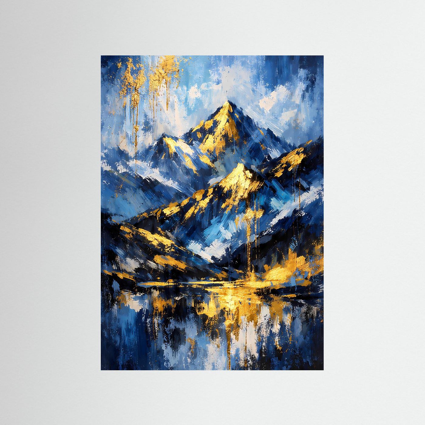 Abstraktes Berg-Poster in Blau mit goldenen Akzenten, schneebedeckten Gipfeln und Spiegelung, Hochformat