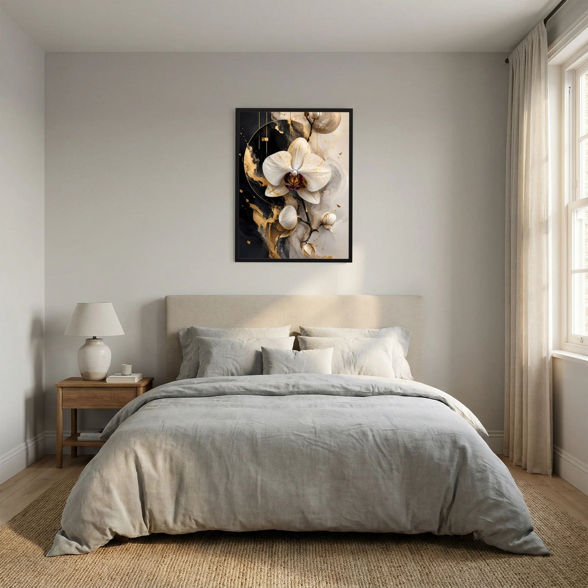 Gerahmter Kunstdruck im Hochformat mit weißer Orchidee und Goldsprenkeln auf dunklem Grund