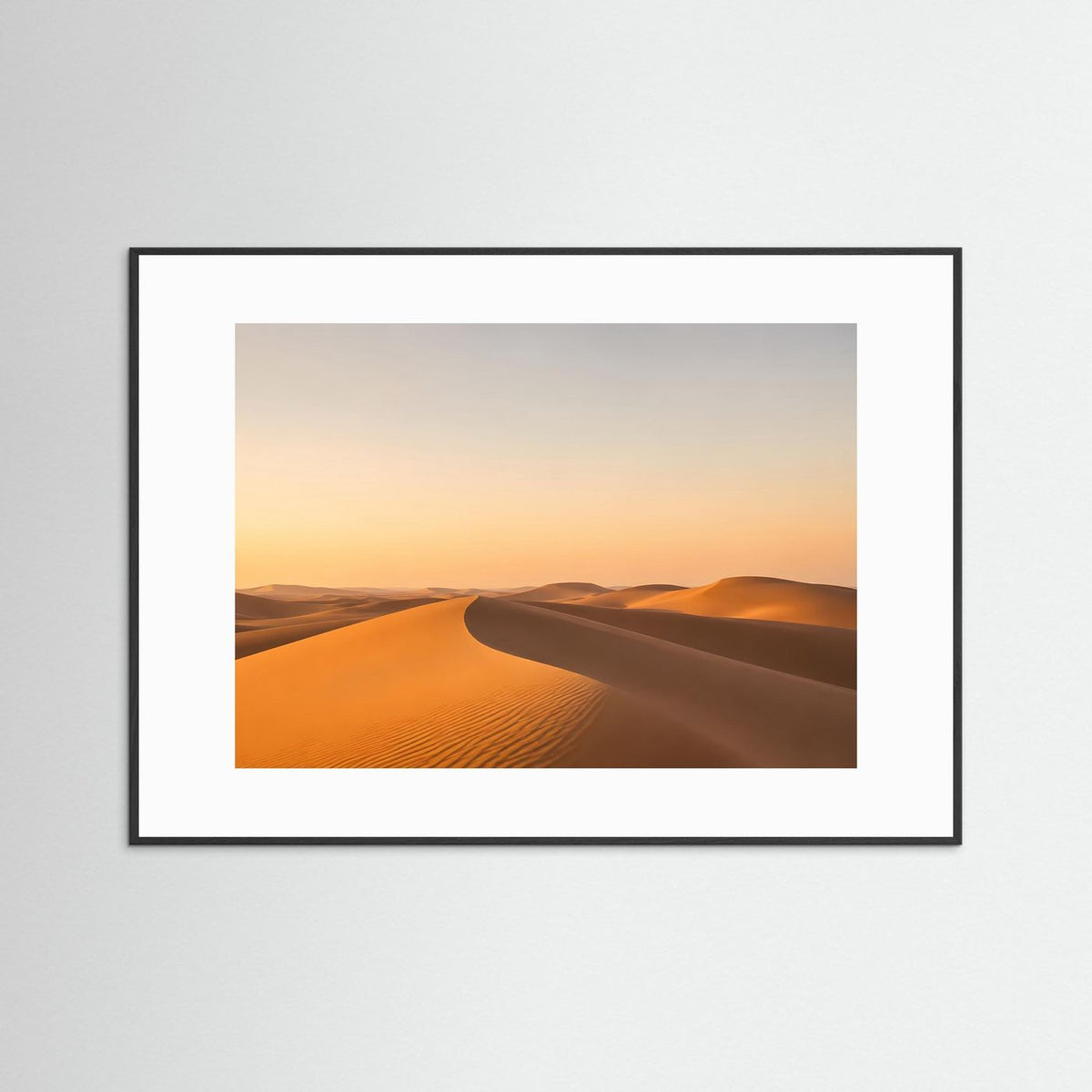 Wüstenlandschafts-Poster mit Sanddünen im Abendhimmel, schwarzer Rahmen, weißes Passepartout