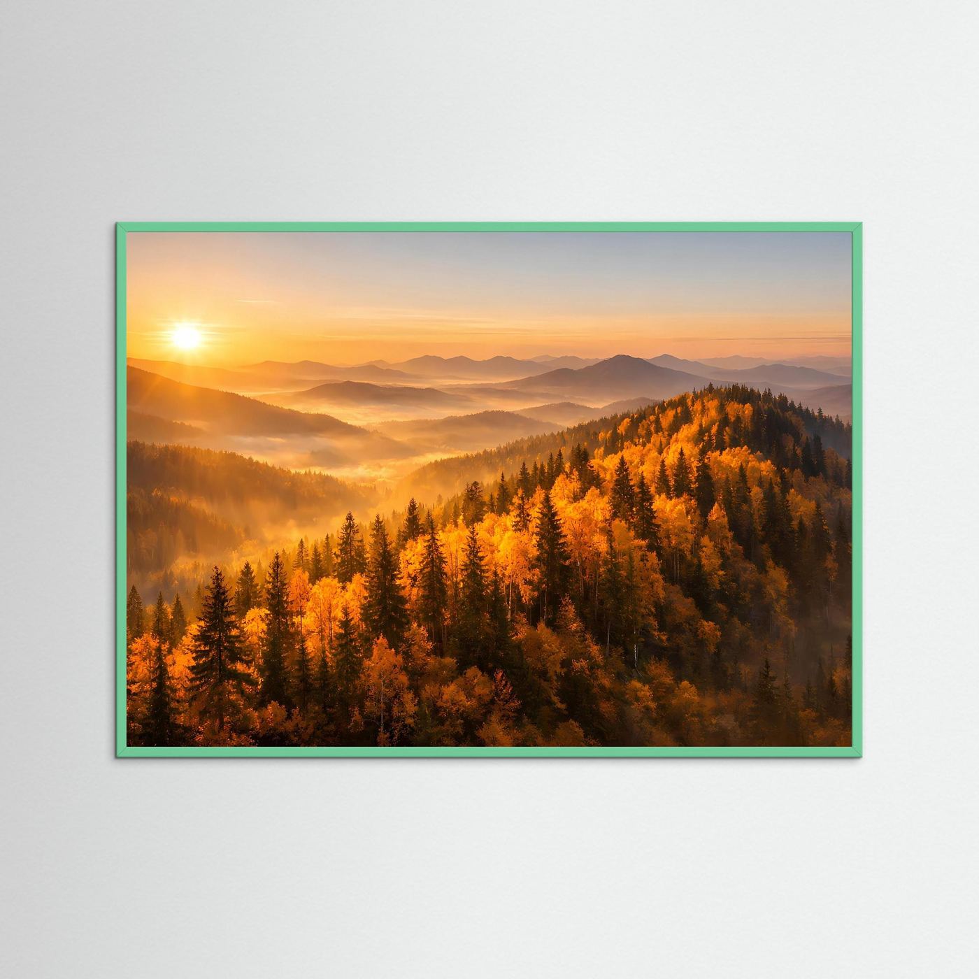 Wandbild mit grünem Rahmen, Herbstwald und Berge bei Sonnenaufgang.