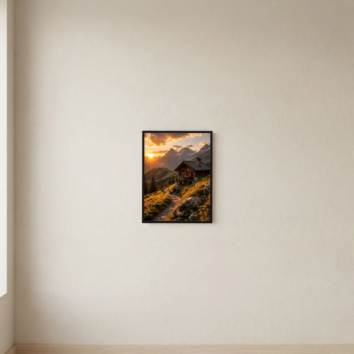 Hochformat-Poster mit schwarzem Rahmen, Alpenhütte im Sonnenuntergang, Berge im Hintergrund