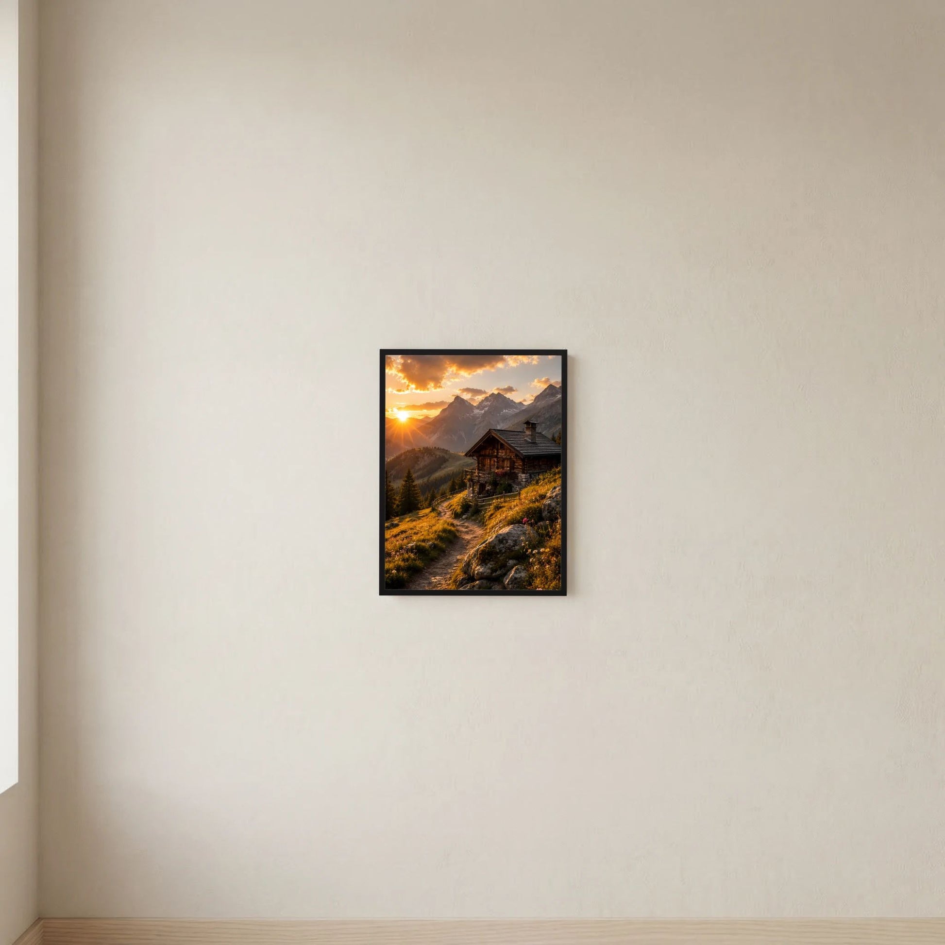 Hochformat-Poster mit schwarzem Rahmen, Alpenhütte im Sonnenuntergang, Berge im Hintergrund