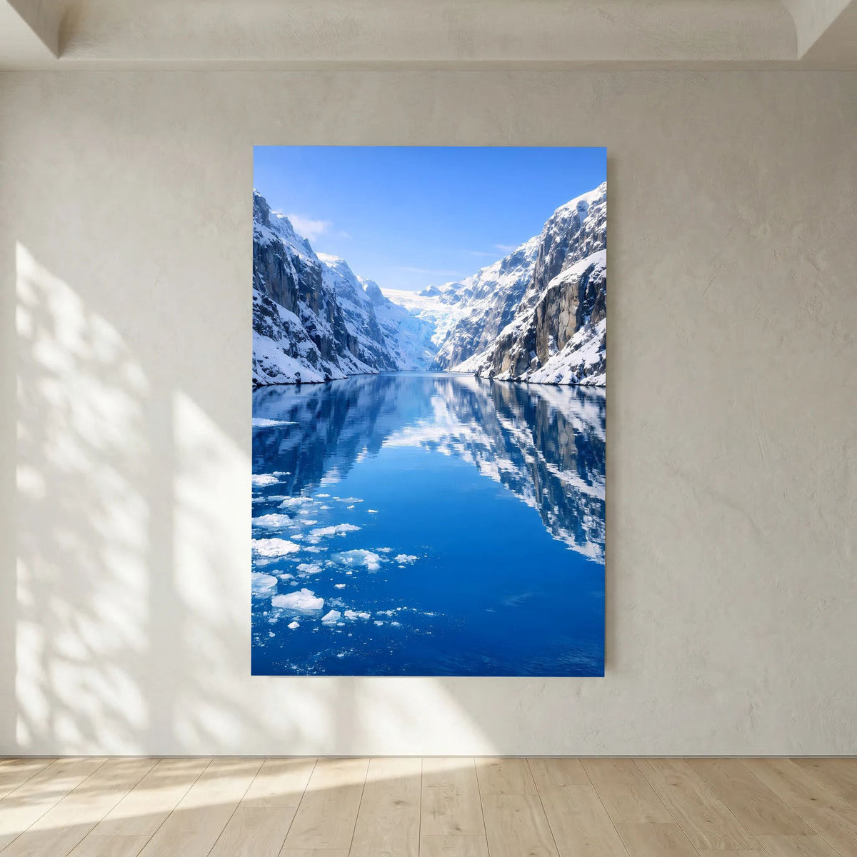 Wandbild im Hochformat: blaues Gletschertal mit spiegelndem Fjord und Eisinseln