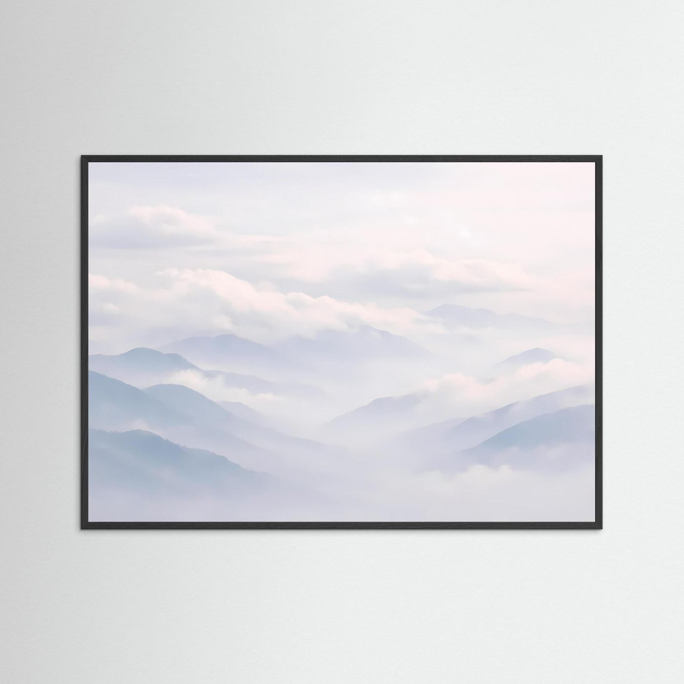 Panorama-Landschaftsposter mit nebligen Bergen im Wolkenmeer im schwarzen Rahmen