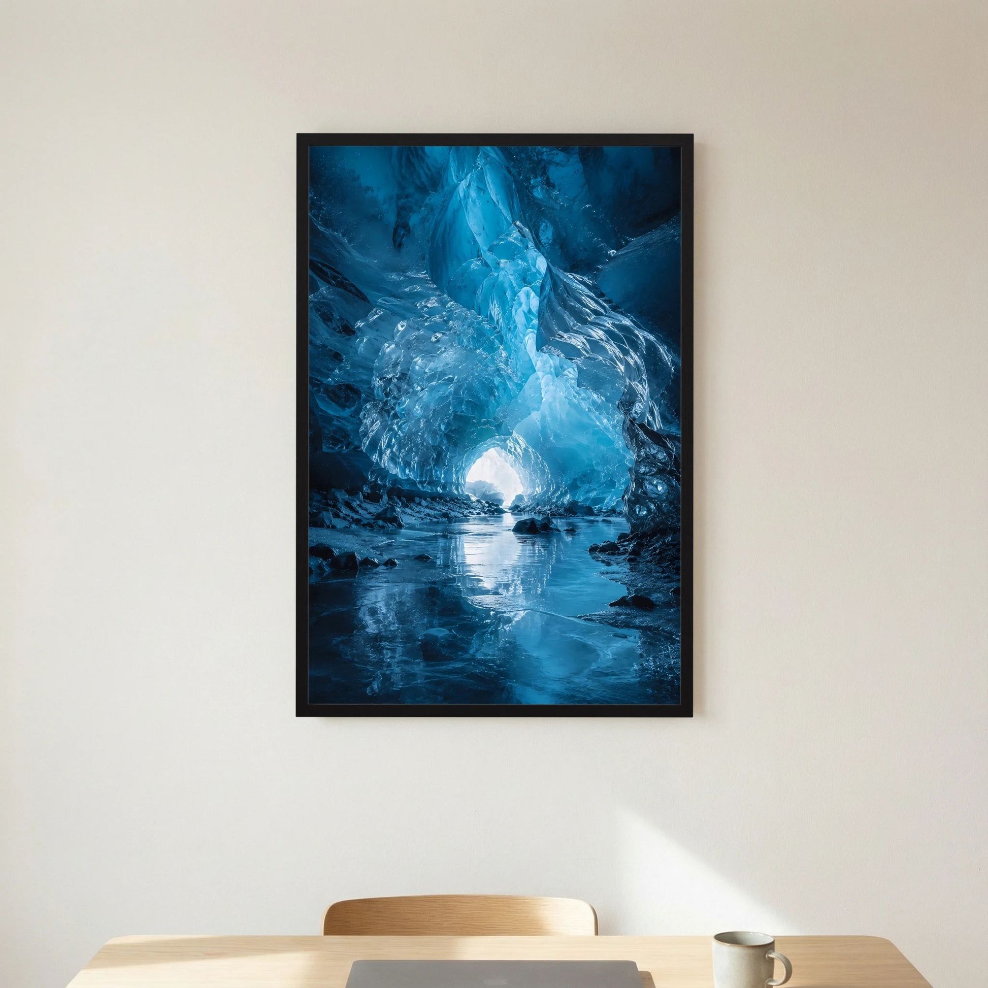 Poster im schwarzen Rahmen mit leuchtender Eishöhle in Blau und Eislicht