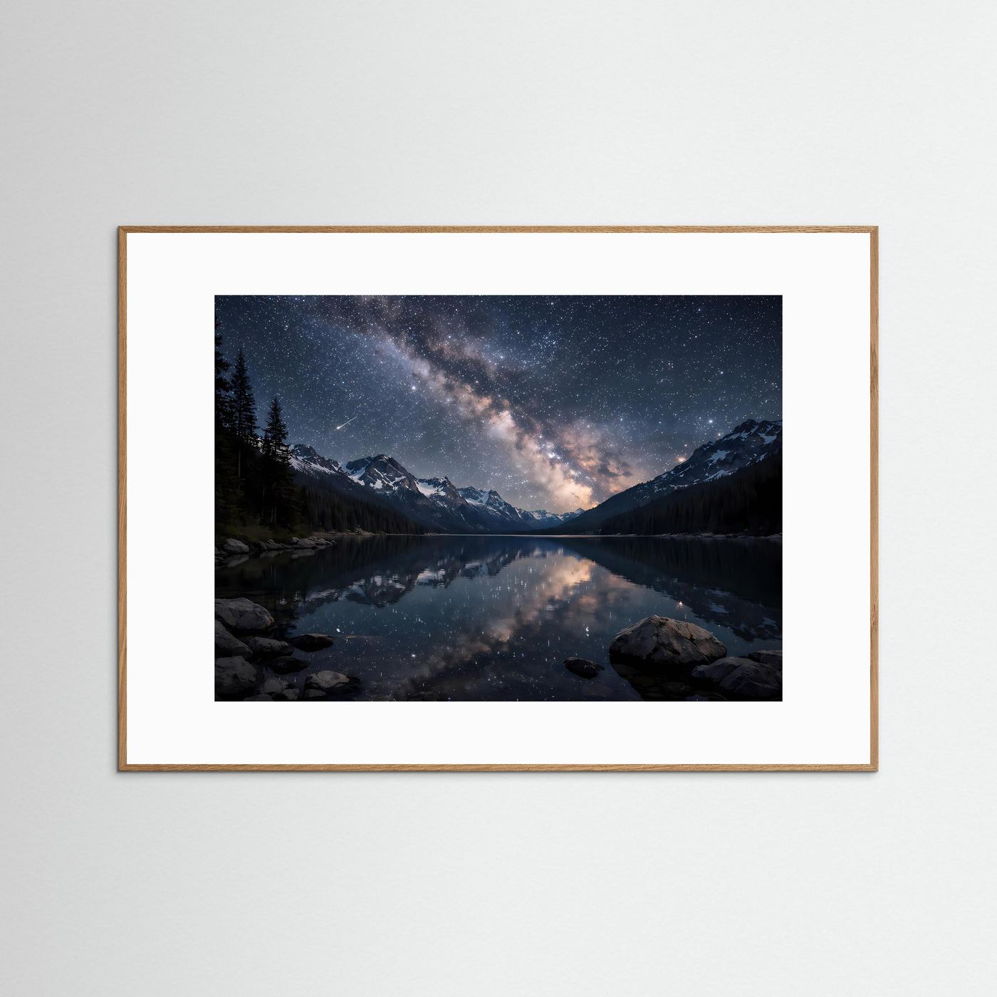 Panorama-Poster mit Bergsee bei Nacht, naturfarbener Holzrahmen