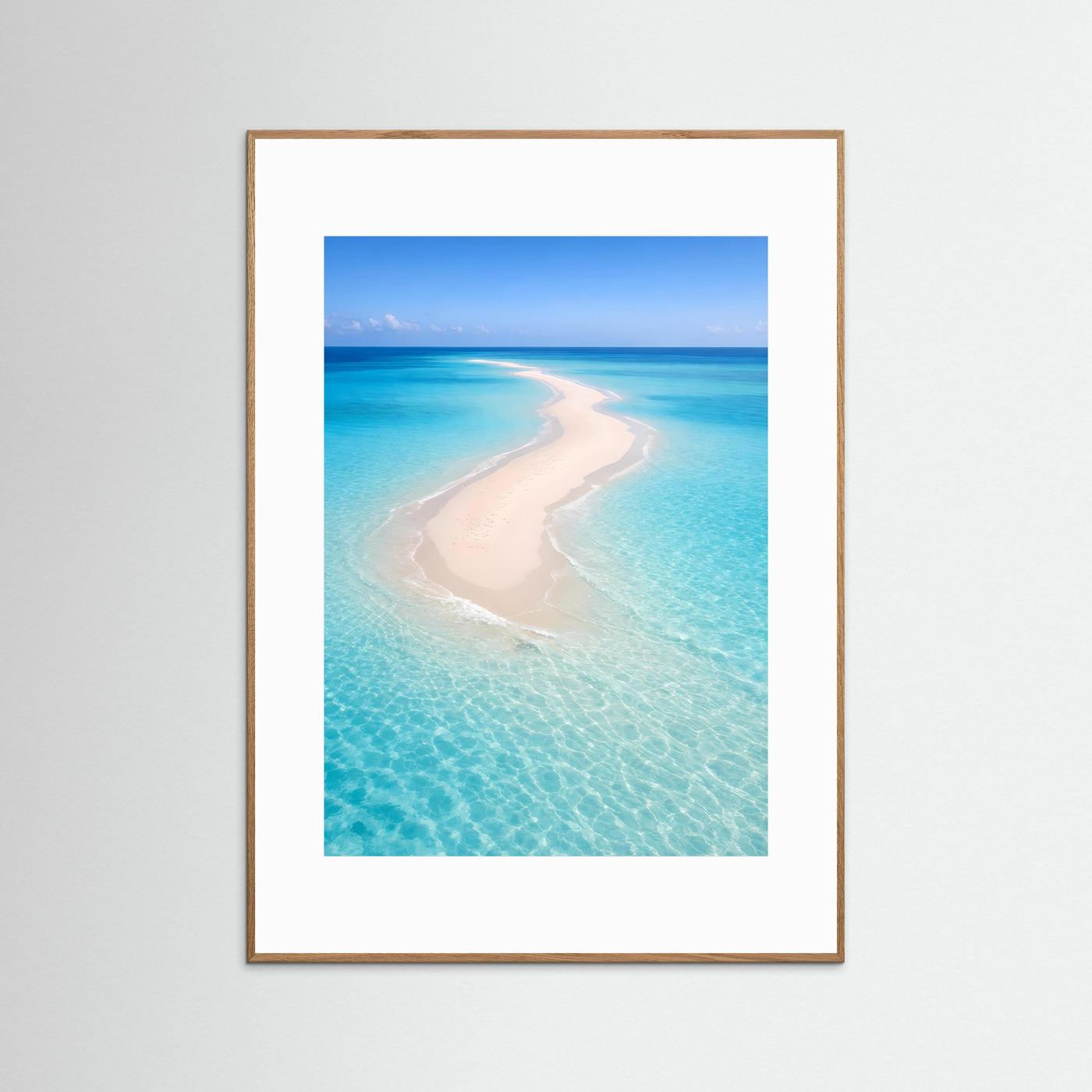Minimalistisches Sandbank-Poster mit türkis-weißem Strandmotiv, rötlich-brauner Holzrahmen