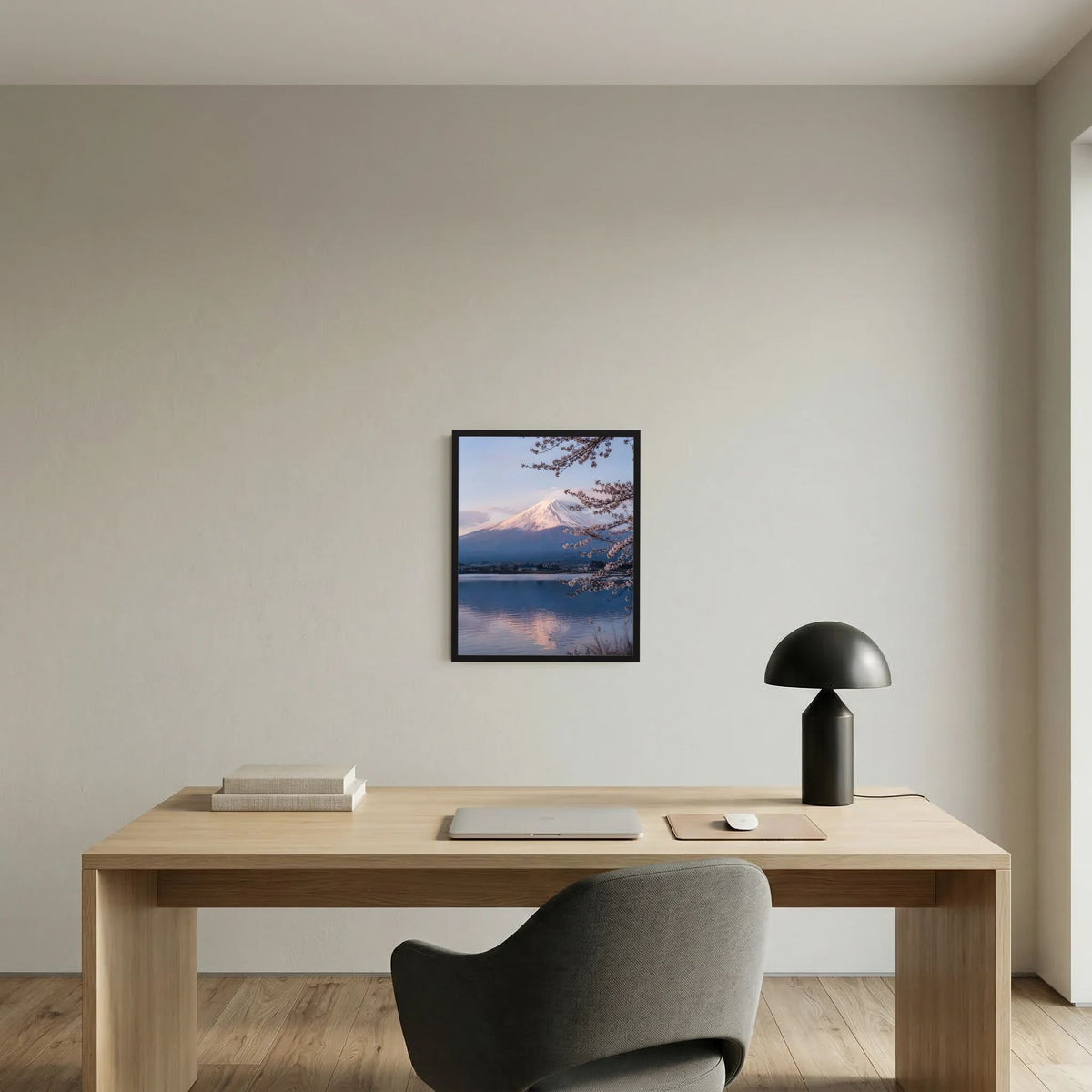 Gerahmtes Hochformat-Kunstposter: Berg, Kirschblüten und See in sanften Farben