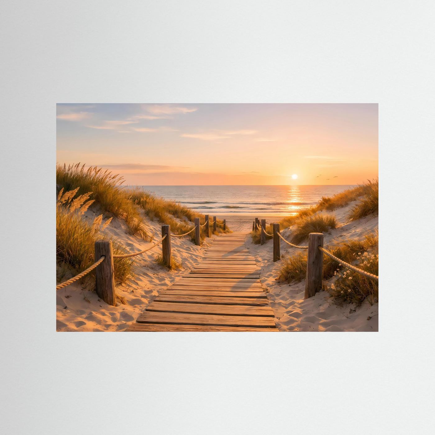 Poster ohne Rahmen: Holzweg durch Dünen zum Meer bei Sonnenuntergang