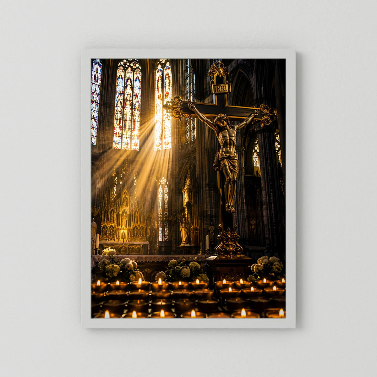 Hochformatiges Poster mit Christus am Kreuz in gotischer Kirche, weißer Rahmen