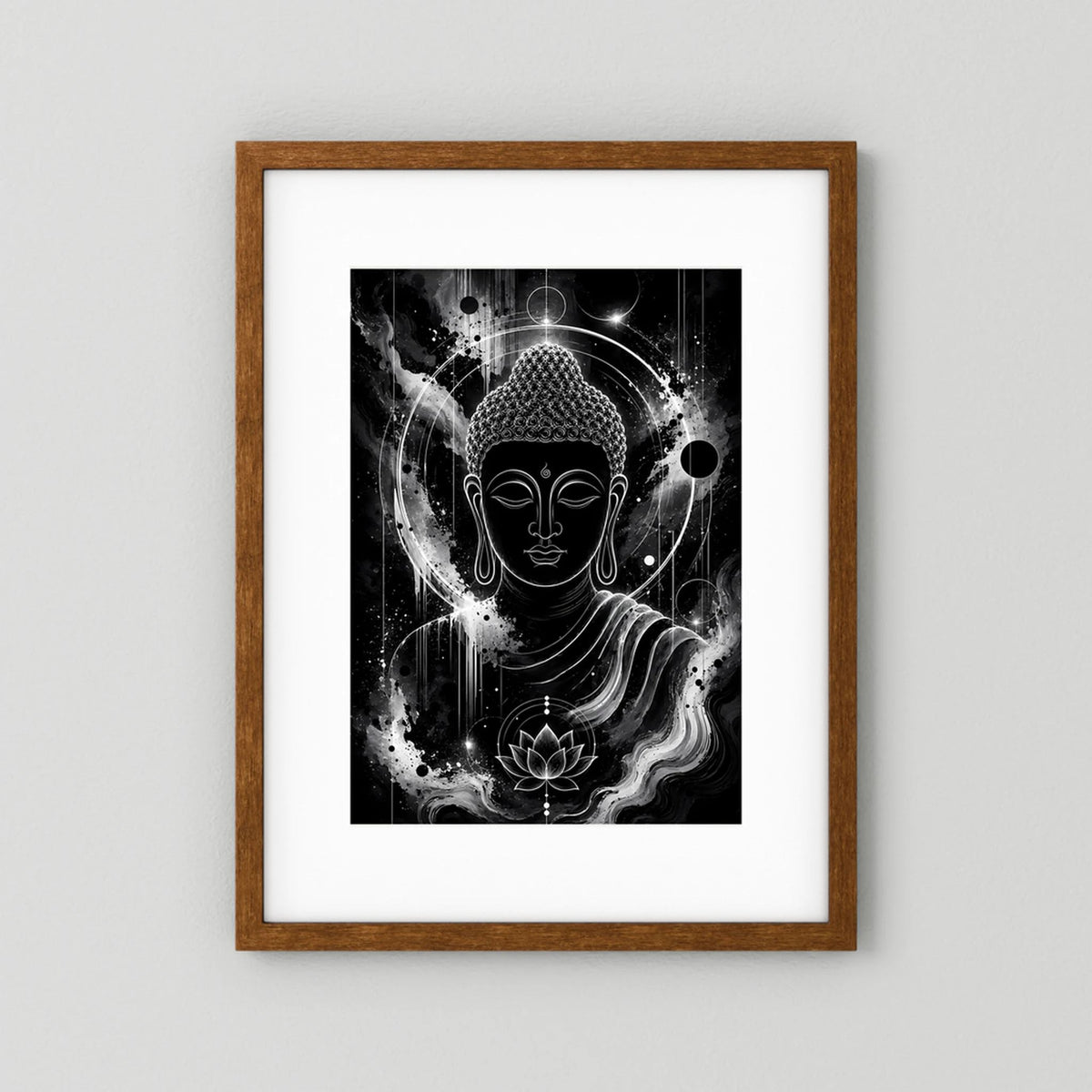 Schwarzweiß-Poster mit Buddha-Gesicht, Lotusblüte und kosmischer Aura, in braunem Holzrahmen.