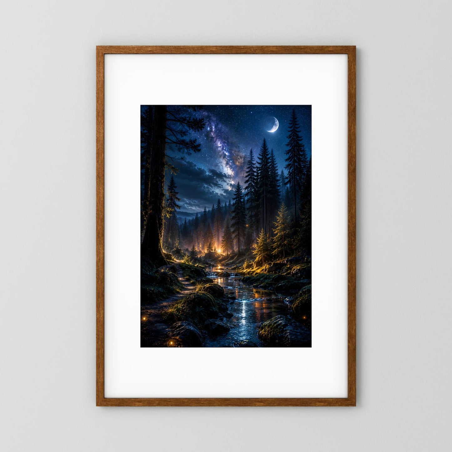 Hochformat-Poster im braunen Holzrahmen mit Waldnacht, Mondsichel und leuchtendem Bach