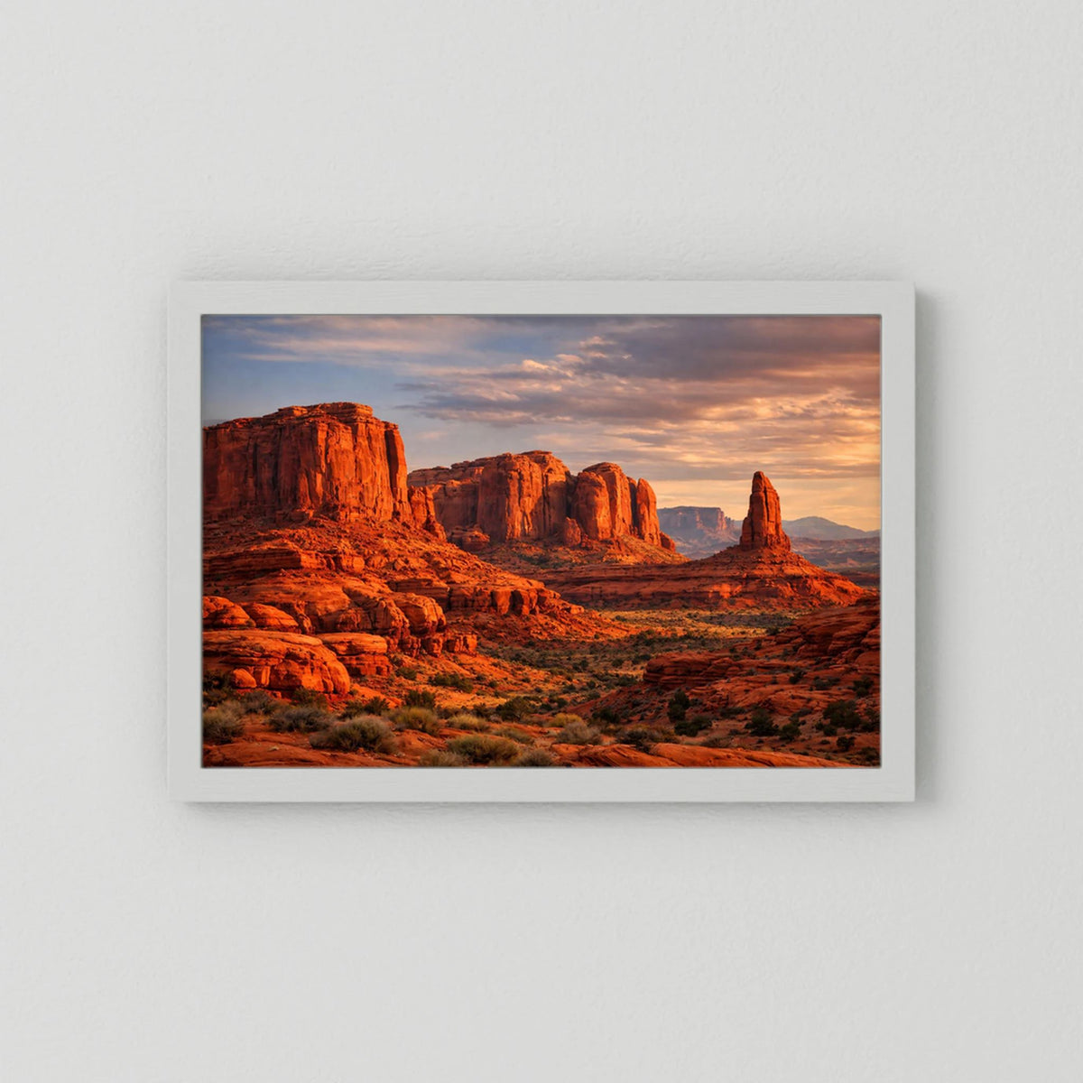 Gerahmtes Wandbild mit roter Canyonlandschaft im Abendhimmel, weißer Rahmen, Querformat.