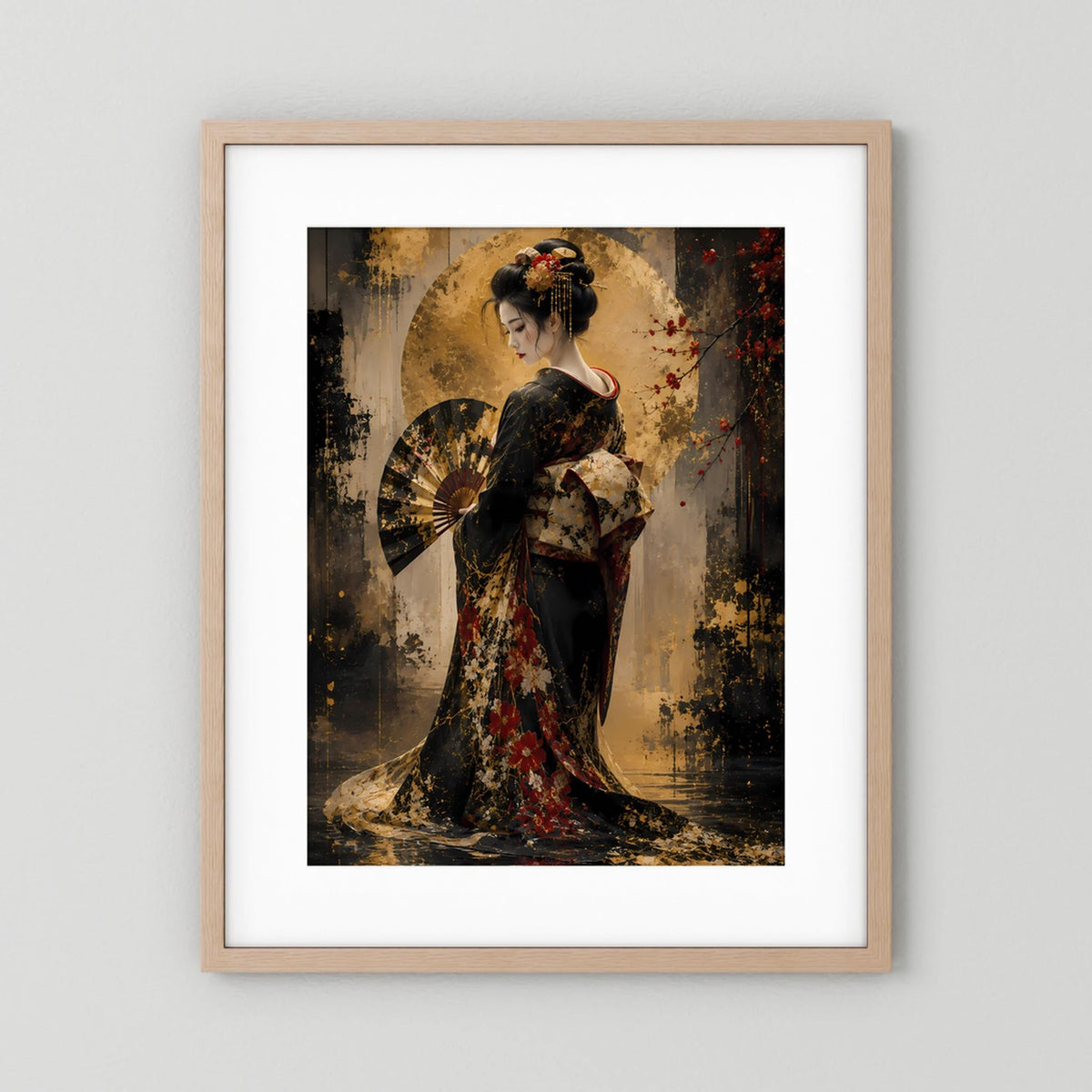 Poster im hellen Holzrahmen mit weißem Rand: Geisha im dunklen Kimono, Fächer, Golddetails