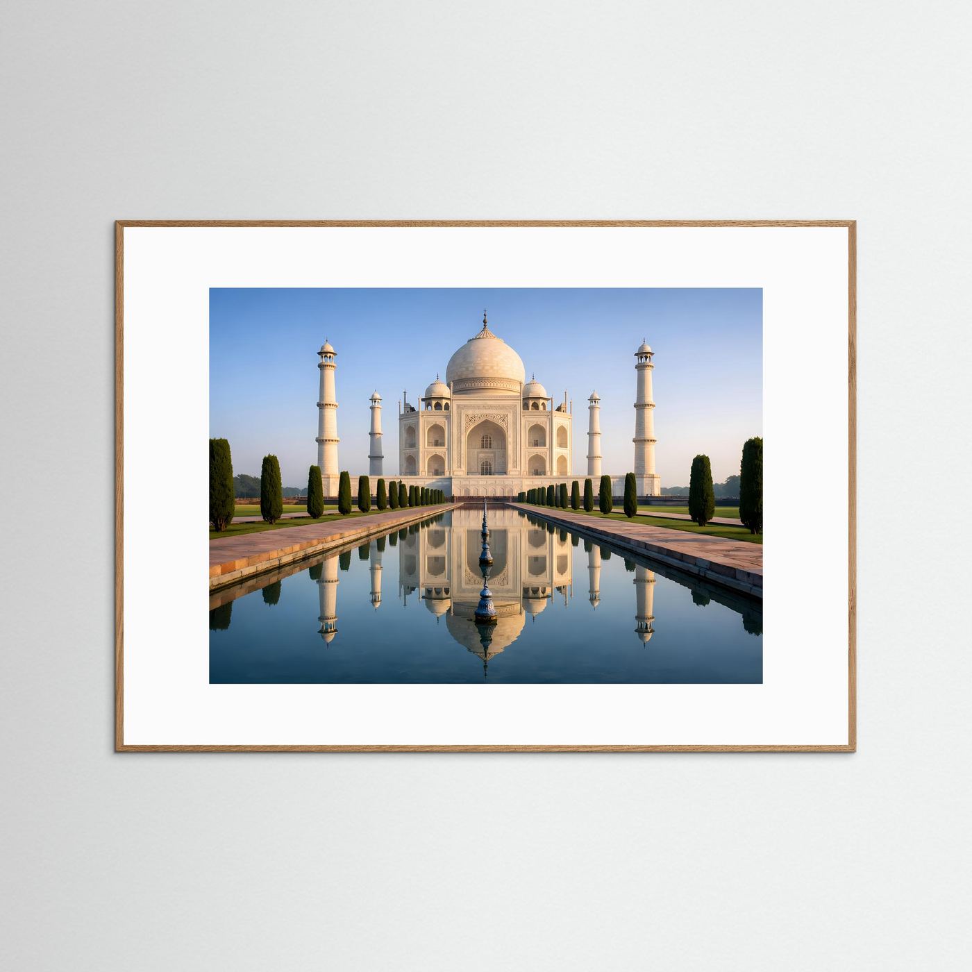 Poster mit Taj Mahal und Spiegelung im Wasser, Querformat mit braunem Rahmen