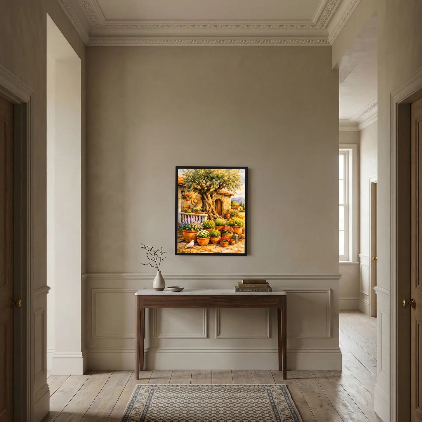 Wandbild im Hochformat: Olivenbaum-Motiv mit Blumentöpfen auf mediterranem Innenhof