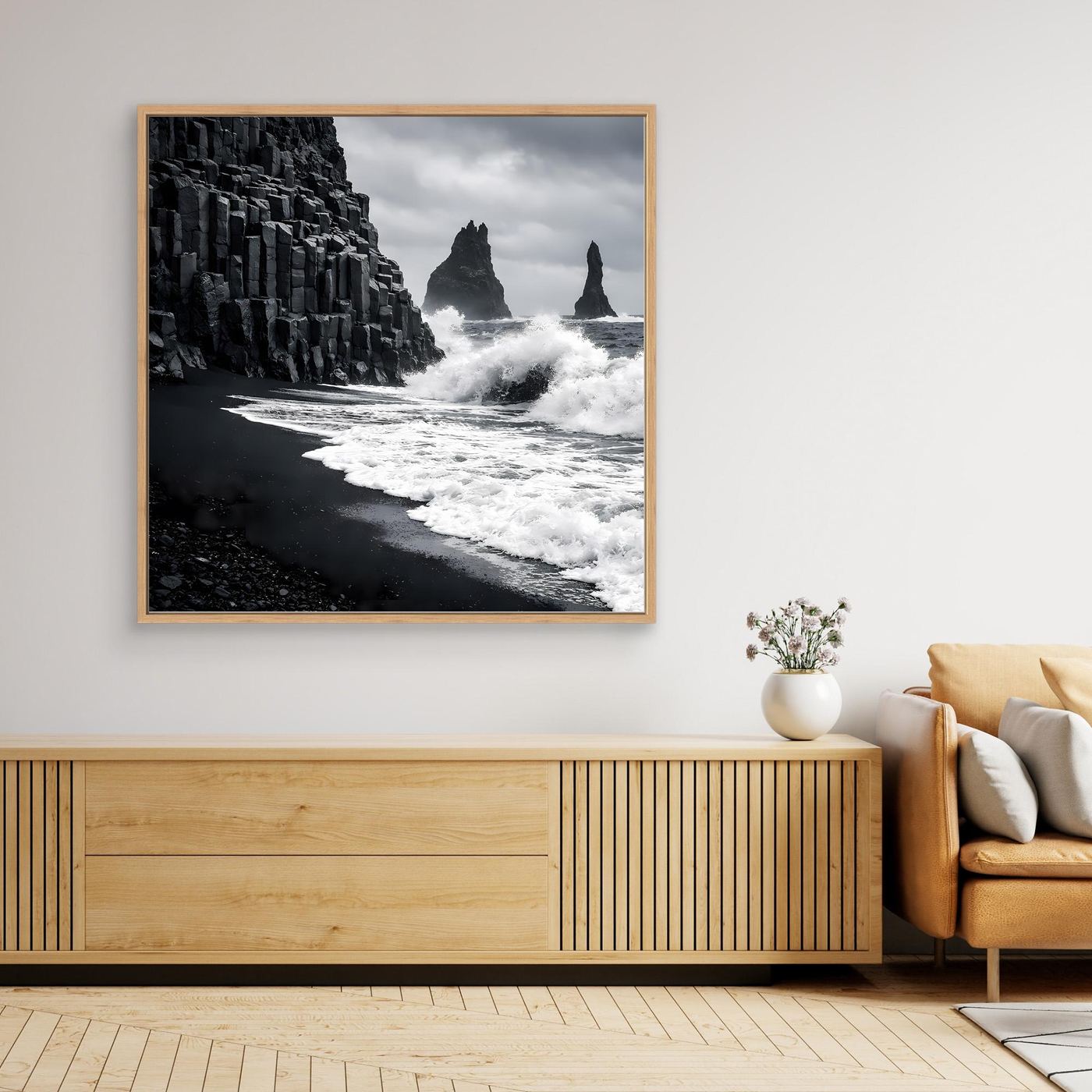 Leinwandbild: Schwarz-Weiß-Küste mit schwarzem Sand und Basaltsäulen, Eichenrahmen