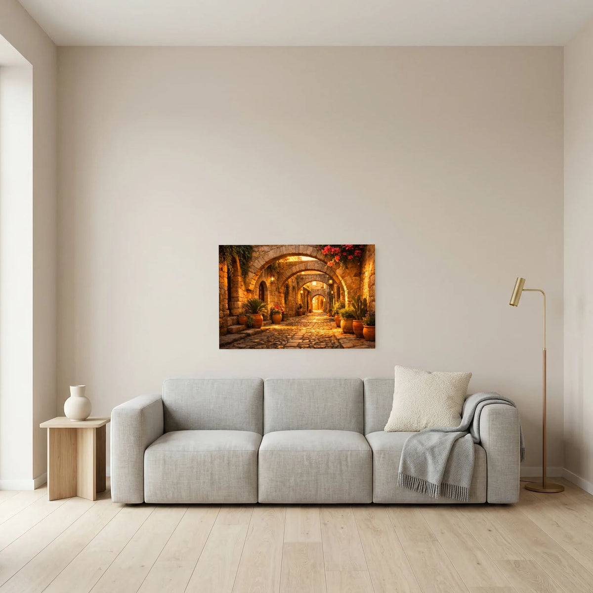 Wandbild im Querformat mit mediterraner Steinbogen-Gasse bei Abendstimmung
