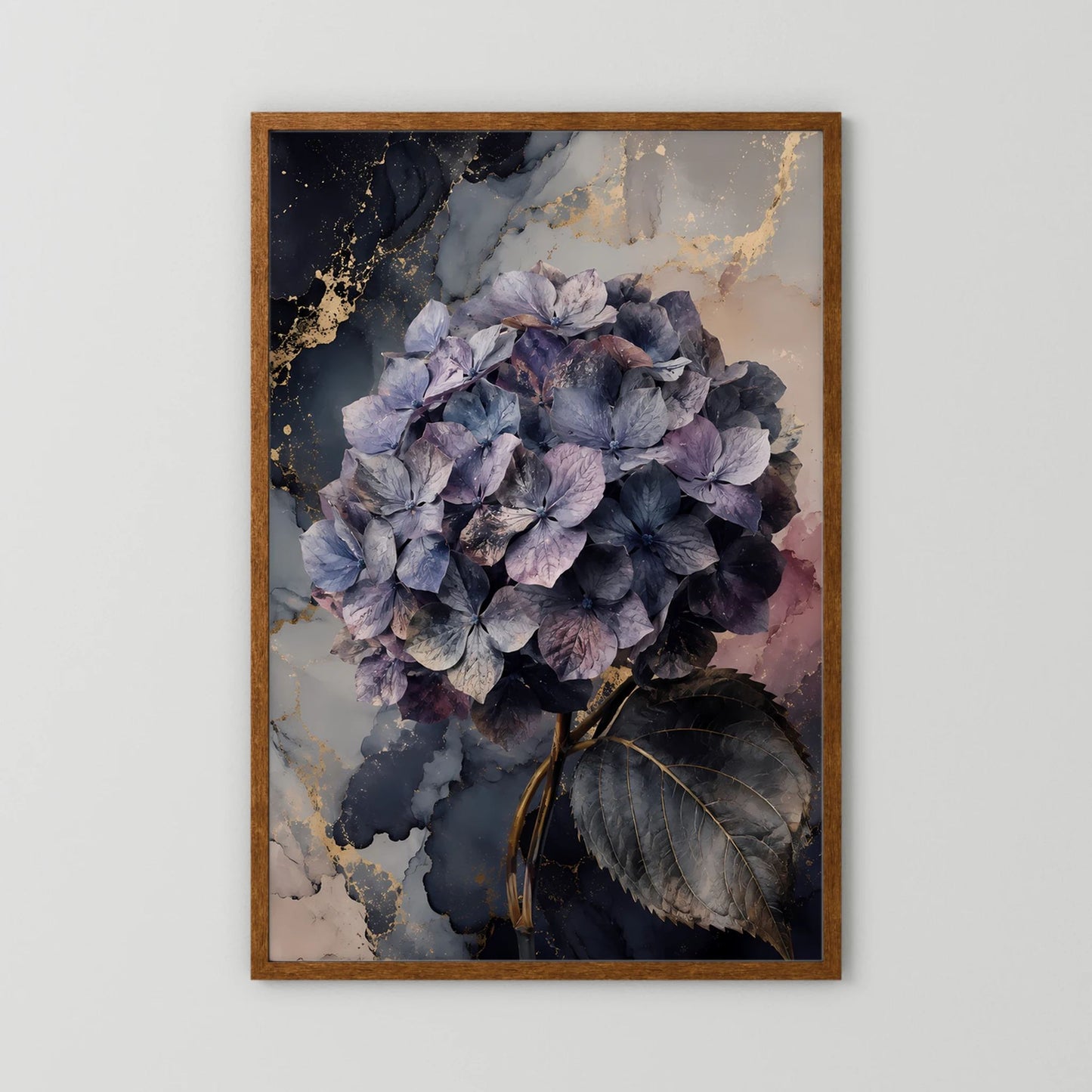Hochformat-Poster mit violetten Hortensienblüten, Blattdetails und goldfarbenen Sprenkeln im Holzrahmen