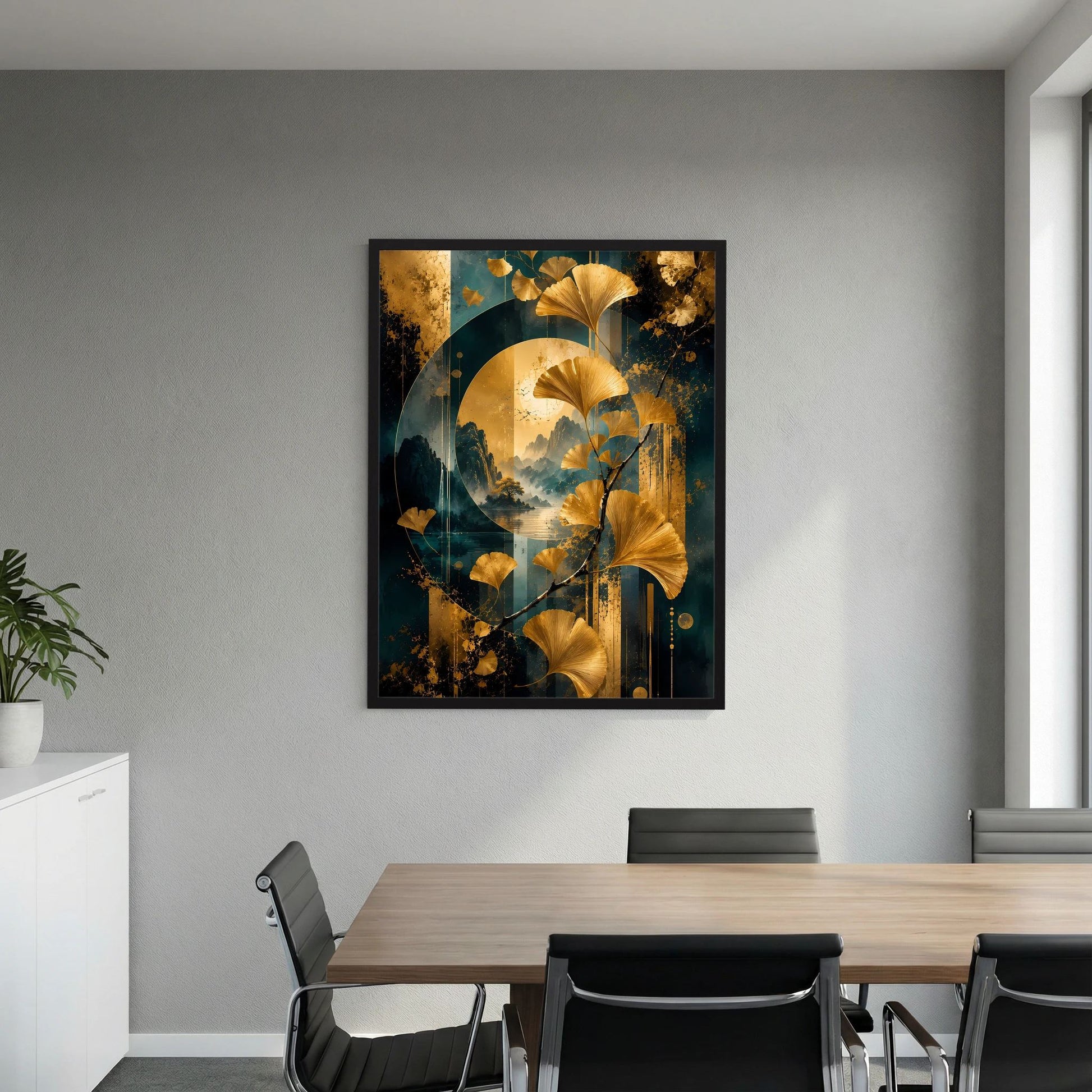 Gerahmtes Poster mit goldenen Ginkgo-Blättern vor dunkler, abstrakter Berglandschaft