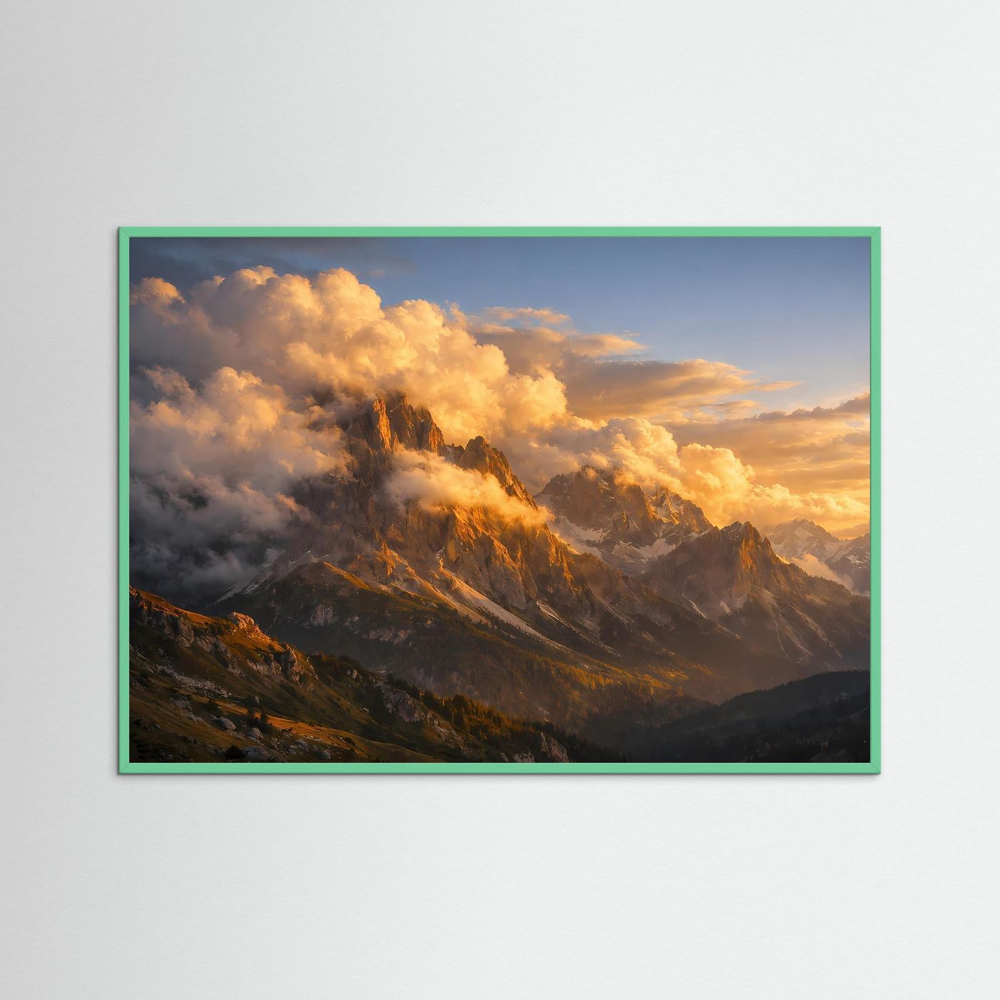 Panorama-Poster im grünen Rahmen mit Sonnenuntergang über Berggipfeln und Wolken