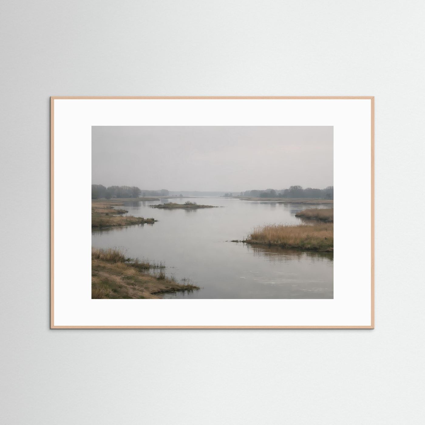 Wandbild Flusslandschaft im Morgennebel, beigefarbener Holzrahmen, weißer Rand