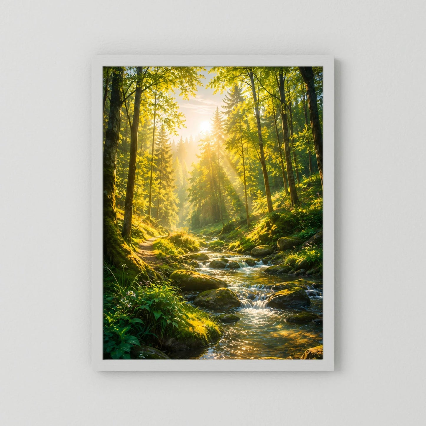 Poster mit weißem Rahmen: grüner Waldweg am Bach, Sonnenstrahlen, Hochformat
