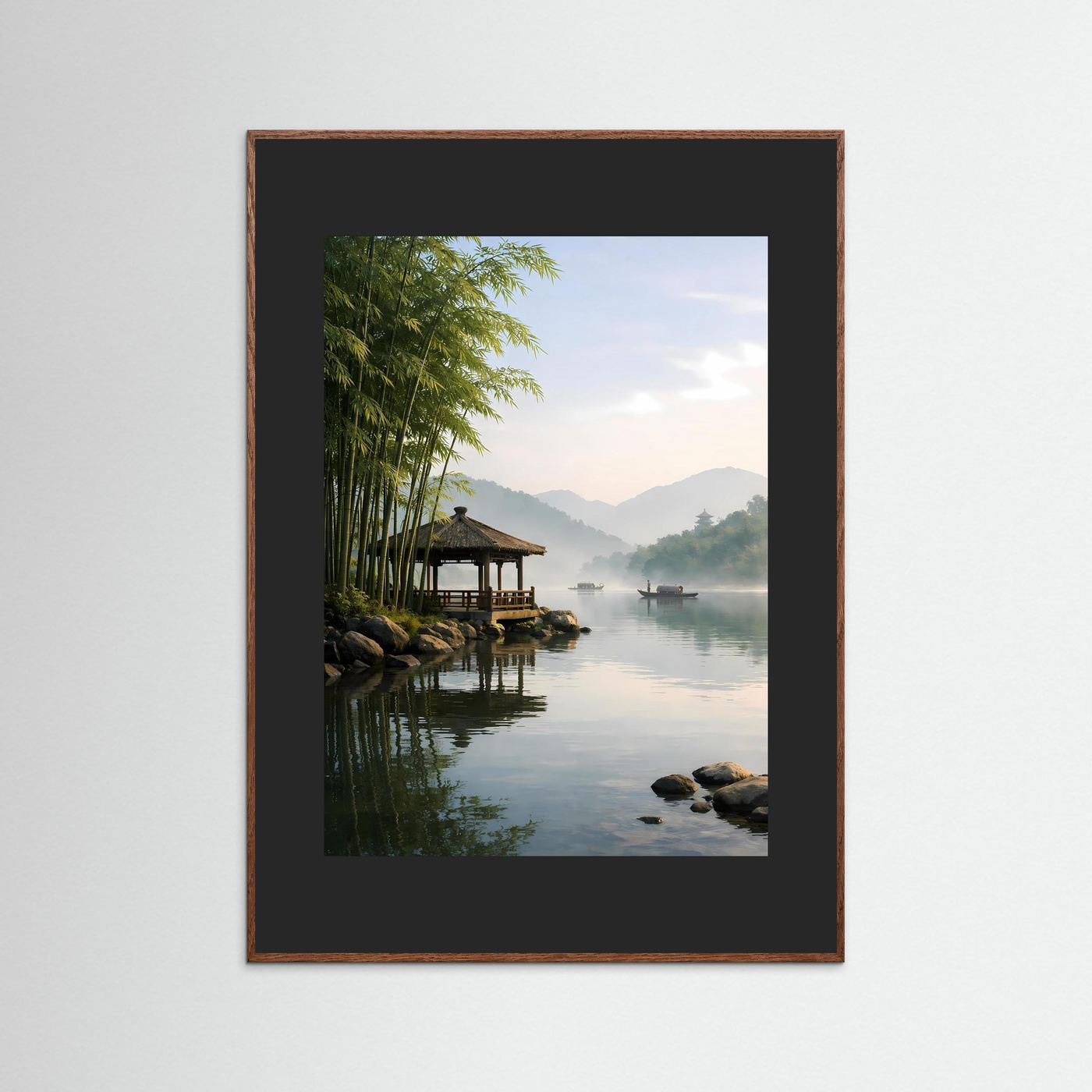 Wandposter mit Steg-Pavillon am Fluss, Bambus am Ufer, im dunklen Holzrahmen