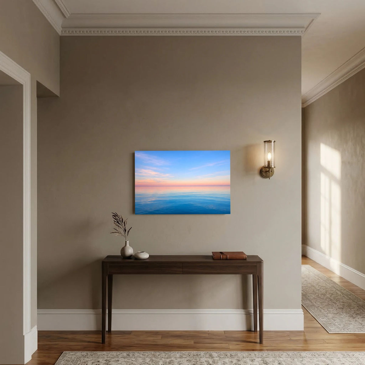 Querformatiges Wandbild mit ruhigem Meer bei Dämmerung, spiegelnder Wasseroberfläche