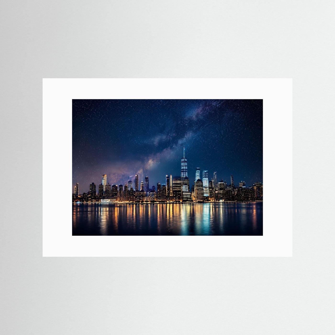 Majestätische Skyline von New York unter Sternenhimmel | Metropole & Milchstraße Poster Querformat