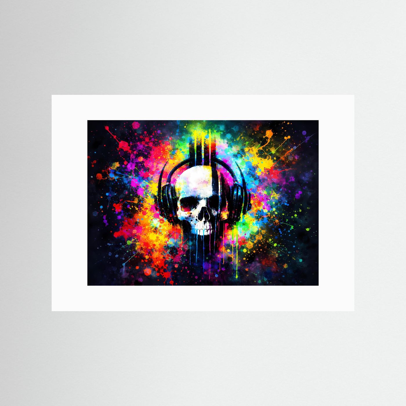 Wandbild mit Totenkopf in Kopfhörern im Pop-Art-Neonstil, querformatig, mit weißem Passepartout.
