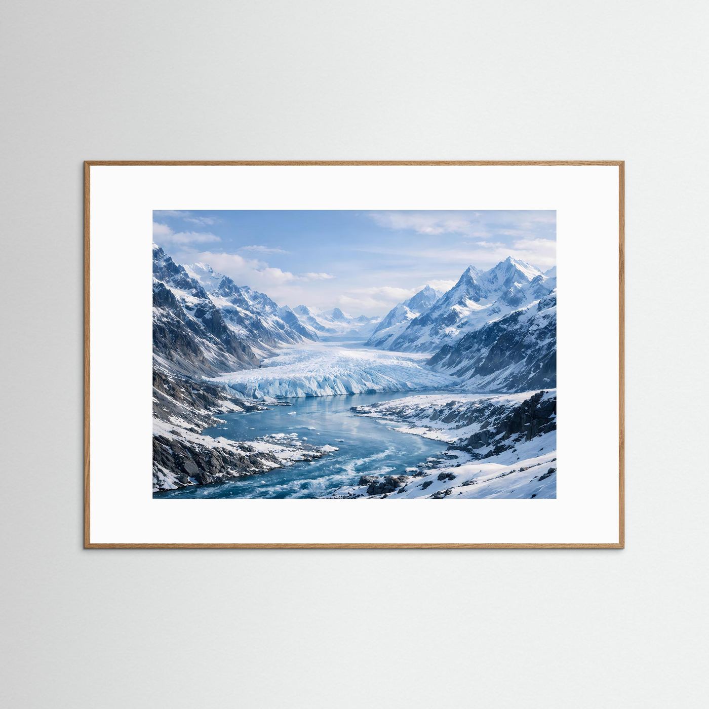 Poster mit Gletscher- und Berglandschaft im Eis, Querformat, mittelbrauner Holzrahmen, mit weißem Rand