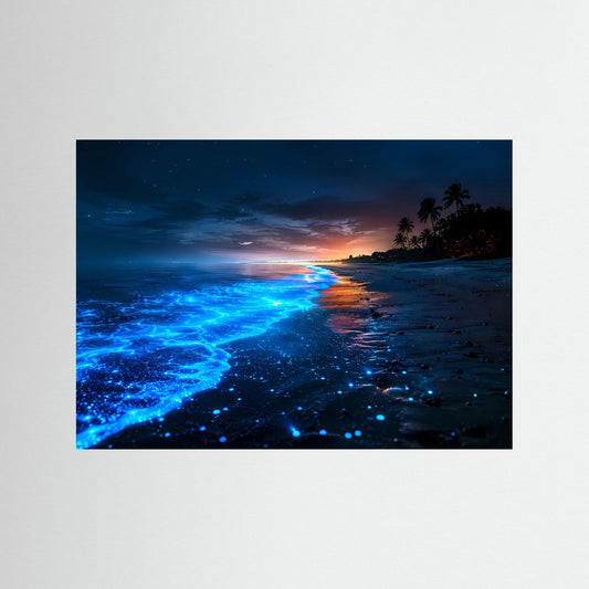 Querformatiges Poster mit Meeresleuchten am Strand bei Nacht, blaue Lichtreflexe auf nassem Sand.