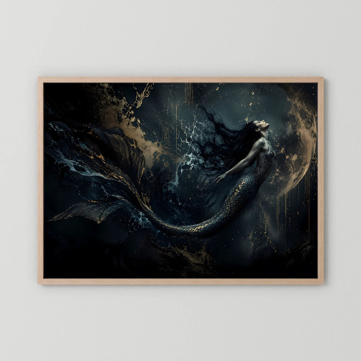 Querformatiges Fantasy-Wandbild mit Meerjungfrau, schwarz-gold, hellbrauner Holzrahmen