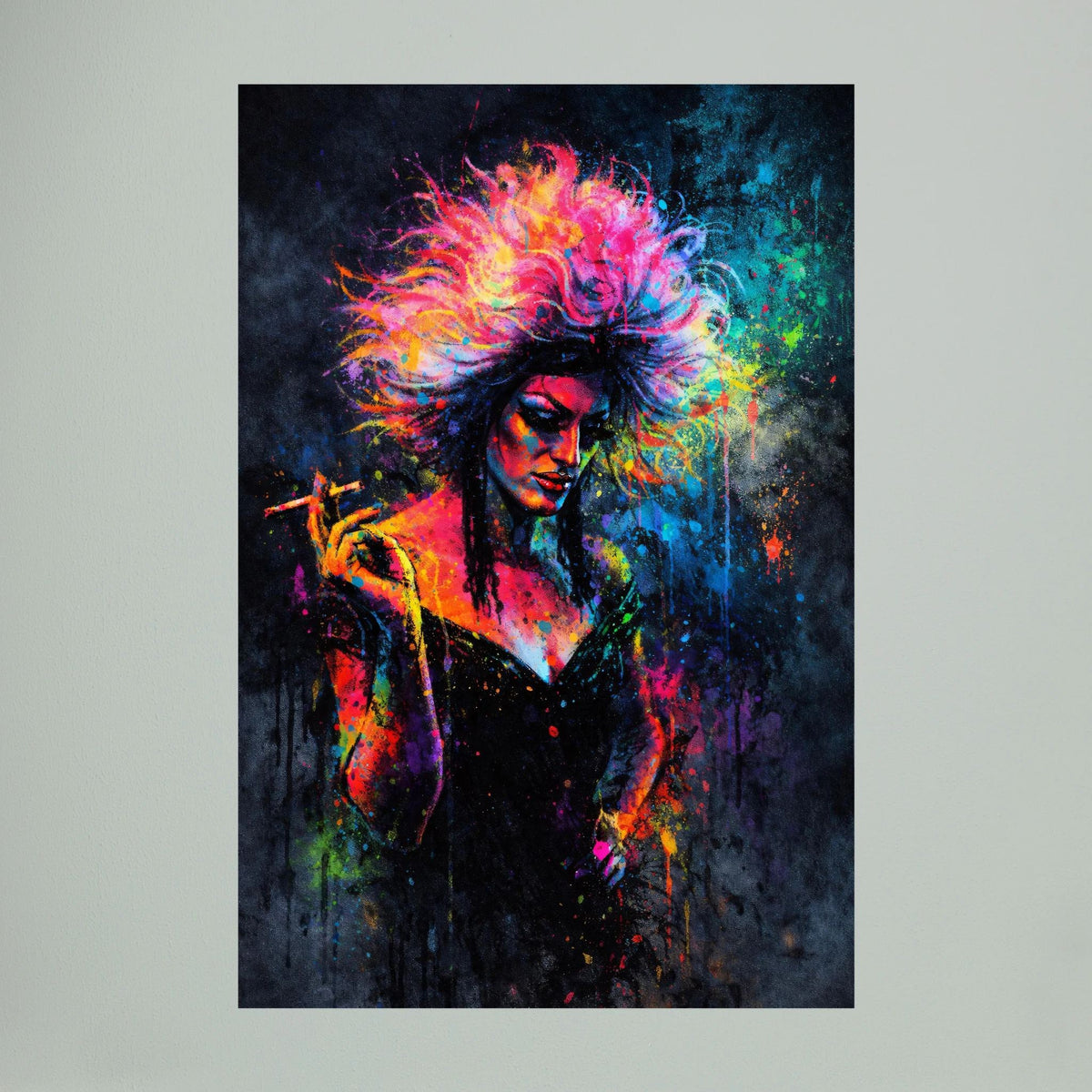Hochformatiges Poster mit Drag-Queen-Gesicht, leuchtendem Haar und Zigarette im Graffiti-Farbmix